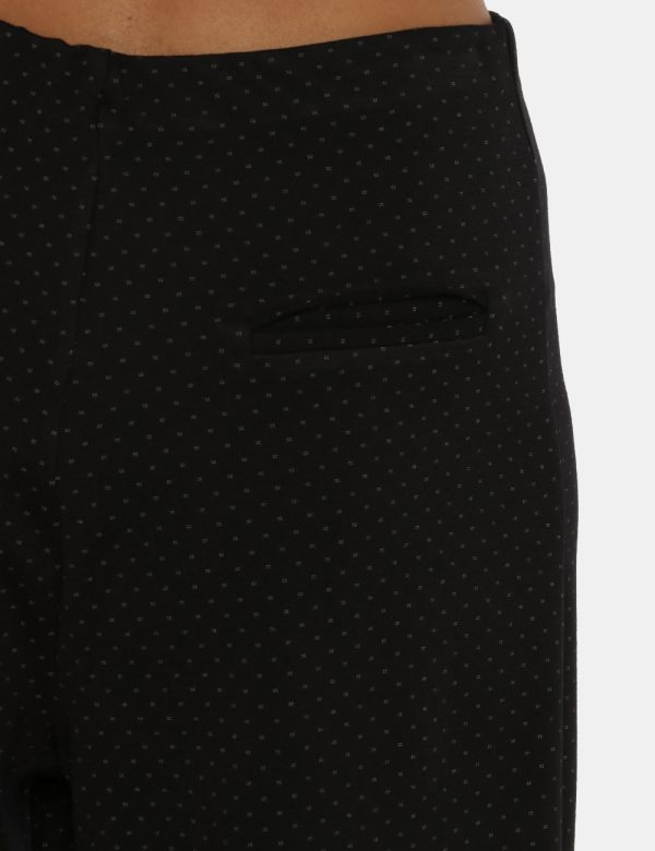Pantalone Vougue nero - COMPOSIZIONE E VESTIBILITÀ:68% viscosa 27% nylon 5% elastaneLa modella è alta 176 cm e indossa la ta