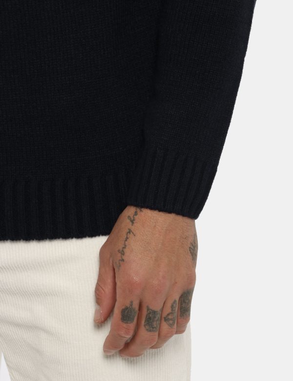 Maglione Goha blu - COMPOSIZIONE E VESTIBILITÀ:80% acrilico 13% lana 7% poliamideIl modello è alto 178 cm e indossa la tagli