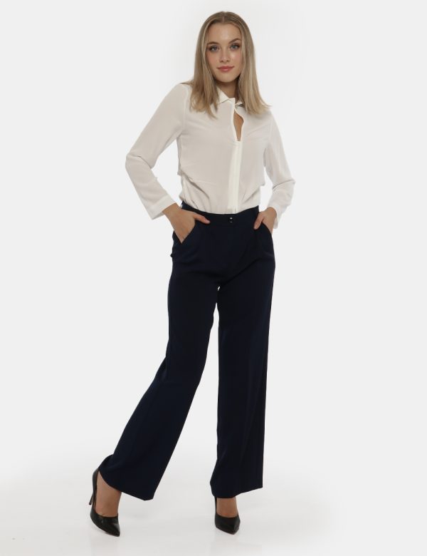 Pantalone Vougue blu - COMPOSIZIONE E VESTIBILITÀ:97% poliestere 3% elastaneLa modella è alta 176 cm e indossa la taglia S.