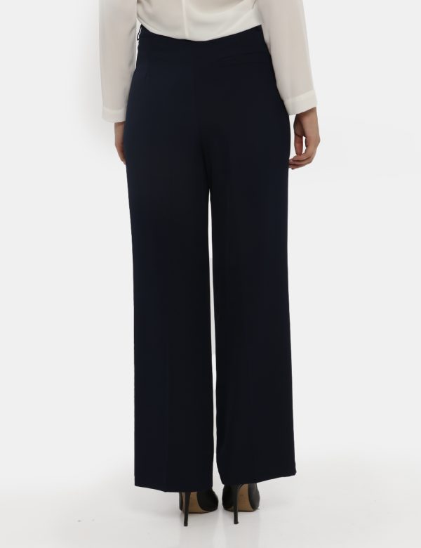 Pantalone Vougue blu - COMPOSIZIONE E VESTIBILITÀ:97% poliestere 3% elastaneLa modella è alta 176 cm e indossa la taglia S.