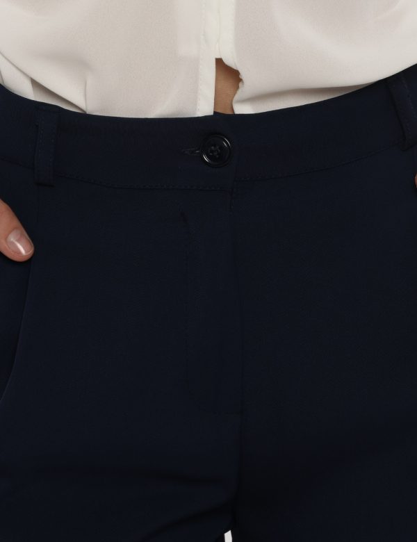 Pantalone Vougue blu - COMPOSIZIONE E VESTIBILITÀ:97% poliestere 3% elastaneLa modella è alta 176 cm e indossa la taglia S.