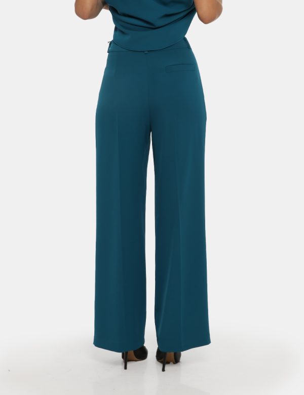 Pantalone Vougue azzurro - COMPOSIZIONE E VESTIBILITÀ:97% poliestere 3% elastaneLa modella è alta 176 cm e indossa la taglia