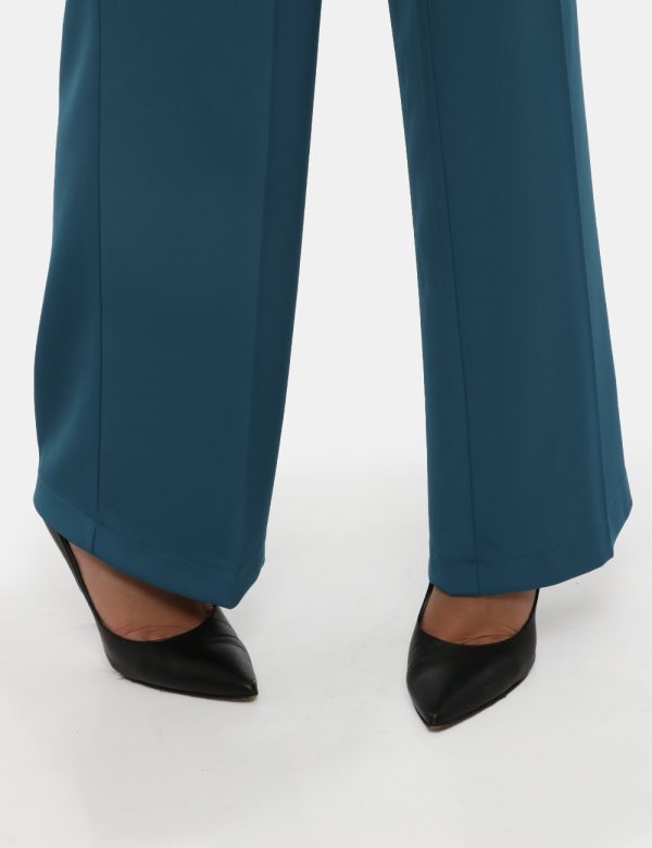 Pantalone Vougue azzurro - COMPOSIZIONE E VESTIBILITÀ:97% poliestere 3% elastaneLa modella è alta 176 cm e indossa la taglia