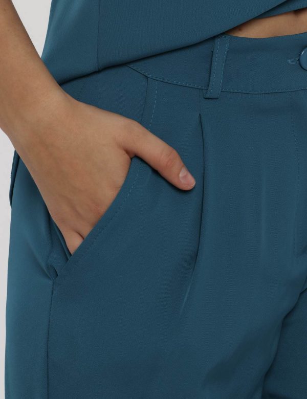 Pantalone Vougue azzurro - COMPOSIZIONE E VESTIBILITÀ:97% poliestere 3% elastaneLa modella è alta 176 cm e indossa la taglia