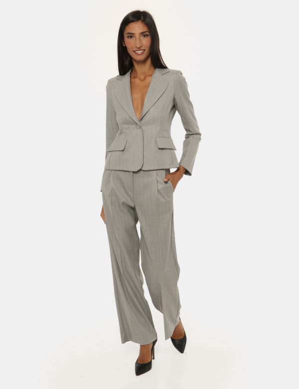 Pantalone Vougue grigio - COMPOSIZIONE E VESTIBILITÀ:63% poliestere 34% viscosa 3% elastaneLa modella è alta 176 cm e indoss
