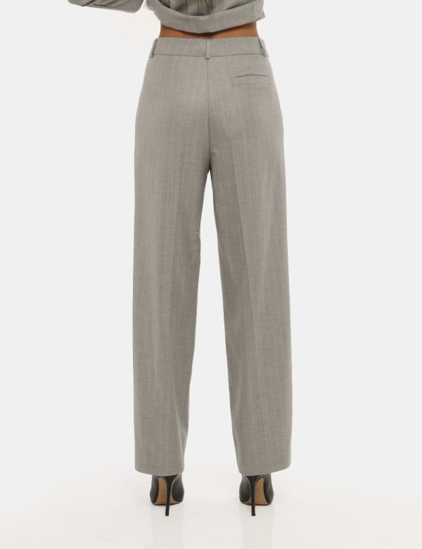 Pantalone Vougue grigio - COMPOSIZIONE E VESTIBILITÀ:63% poliestere 34% viscosa 3% elastaneLa modella è alta 176 cm e indoss