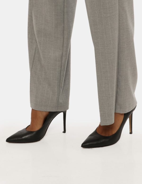 Pantalone Vougue grigio - COMPOSIZIONE E VESTIBILITÀ:63% poliestere 34% viscosa 3% elastaneLa modella è alta 176 cm e indoss