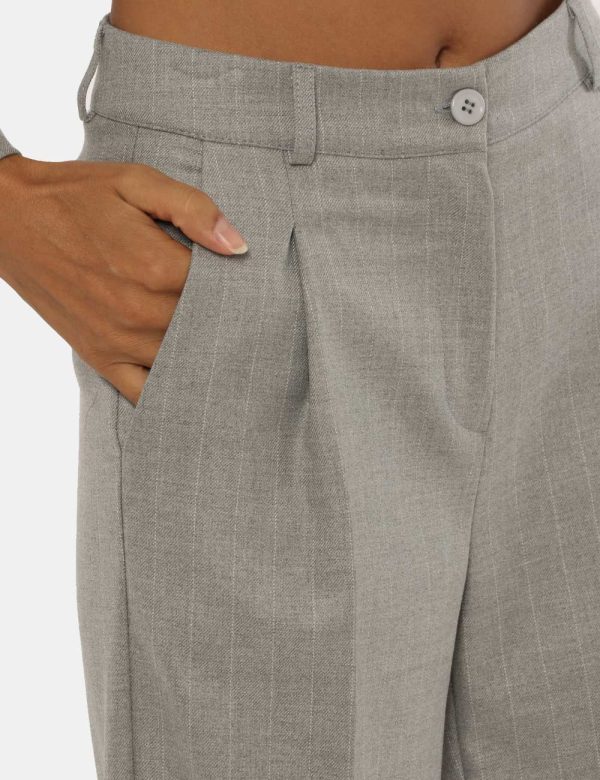 Pantalone Vougue grigio - COMPOSIZIONE E VESTIBILITÀ:63% poliestere 34% viscosa 3% elastaneLa modella è alta 176 cm e indoss