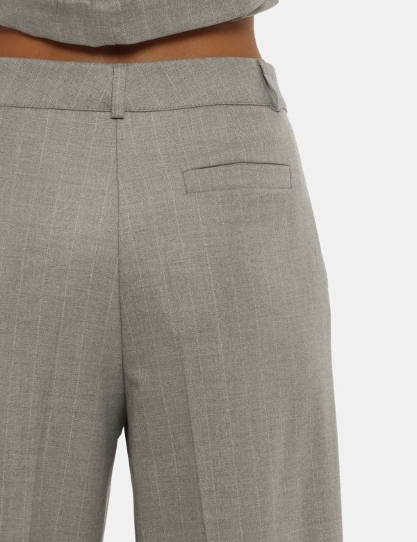 Pantalone Vougue grigio - COMPOSIZIONE E VESTIBILITÀ:63% poliestere 34% viscosa 3% elastaneLa modella è alta 176 cm e indoss