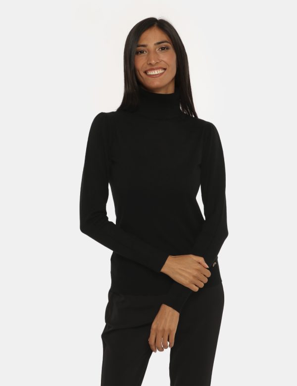 Maglione Yes Zee nero - COMPOSIZIONE E VESTIBILITÀ:55% viscosa 30% poliammidica 15% elastaneLa modella è alta 170 cm e indos