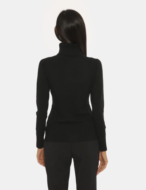 Maglione Yes Zee nero - COMPOSIZIONE E VESTIBILITÀ:55% viscosa 30% poliammidica 15% elastaneLa modella è alta 170 cm e indos