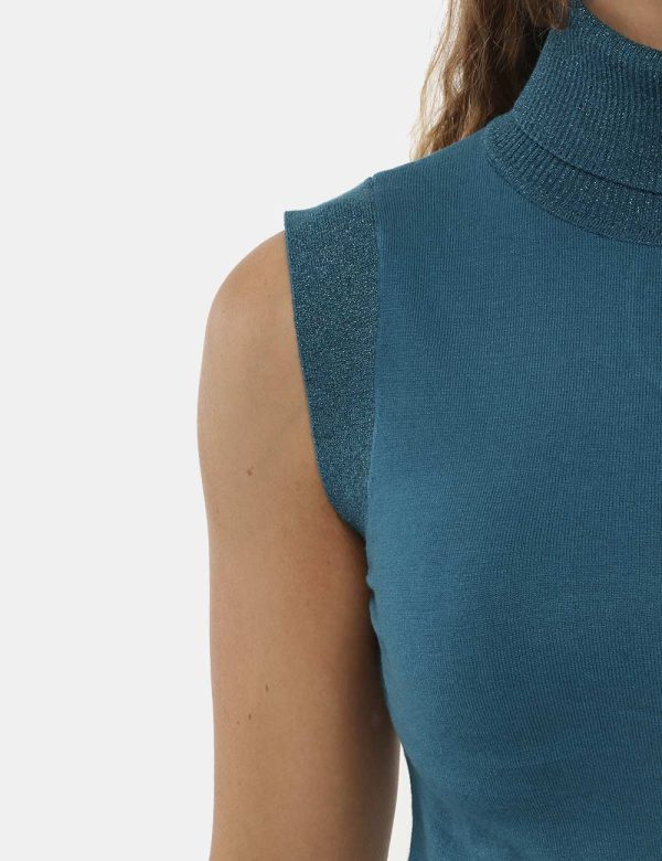 Maglia Yes Zee smanicato a collo alto - 50% viscosa 28% poliestere 22% poliammidicaLa modella indossa la taglia S e la vesti