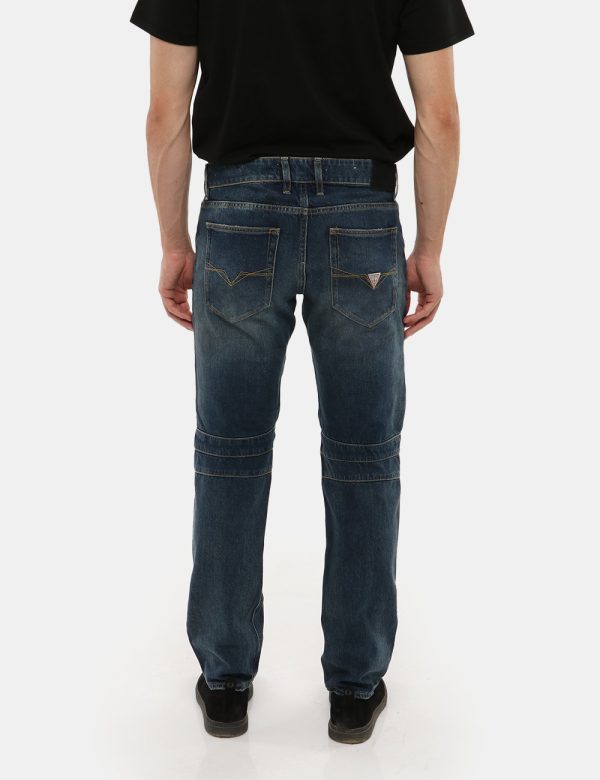 Jeans Guess con zip - 100% cotoneIl modello indossa la taglia 32 lunghezza 32 ed è alto 184 cm e la vestibilità è regolare.