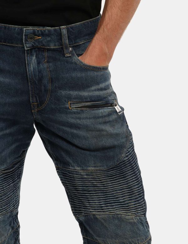 Jeans Guess con zip - 100% cotoneIl modello indossa la taglia 32 lunghezza 32 ed è alto 184 cm e la vestibilità è regolare.