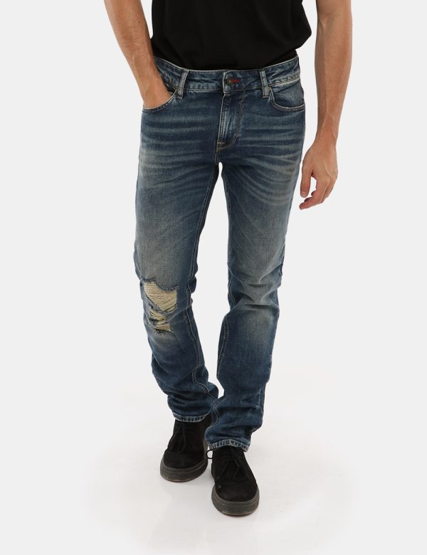 Jeans Guess effetto consumato - 99% cotone 1% elastinaIl modello indossa la taglia 32 lunghezza 32 ed è alto 184 cm e la ves