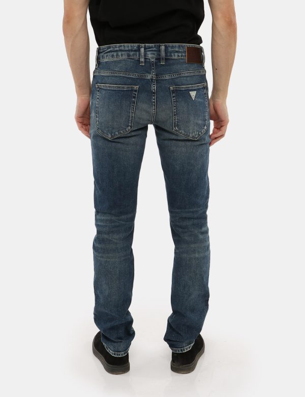 Jeans Guess effetto consumato - 99% cotone 1% elastinaIl modello indossa la taglia 32 lunghezza 32 ed è alto 184 cm e la ves