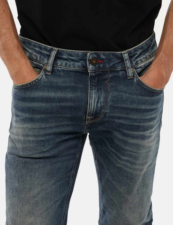 Jeans Guess effetto consumato - 99% cotone 1% elastinaIl modello indossa la taglia 32 lunghezza 32 ed è alto 184 cm e la ves
