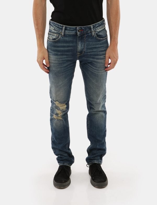 Jeans Guess effetto consumato - 99% cotone 1% elastinaIl modello indossa la taglia 32 lunghezza 32 ed è alto 184 cm e la ves