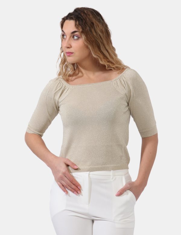 Maglia Yes Zee Beige - Maglia leggera corta con maniche a trequarti ed in total beige con filo lurex dorato. Presente ampio