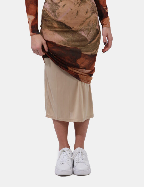 Abito Desigual Marrone - Vestito lungo a maniche lunghe con sottoabito beige e tessuto velato in varie tonalità di marrone.