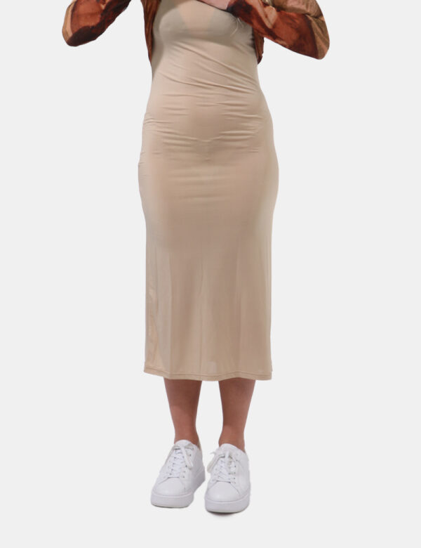 Abito Desigual Marrone - Vestito lungo a maniche lunghe con sottoabito beige e tessuto velato in varie tonalità di marrone.