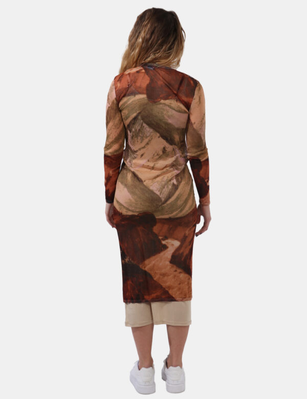Abito Desigual Marrone - Vestito lungo a maniche lunghe con sottoabito beige e tessuto velato in varie tonalità di marrone.