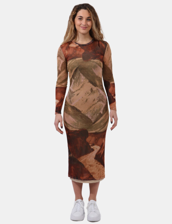 Abito Desigual Marrone - Vestito lungo a maniche lunghe con sottoabito beige e tessuto velato in varie tonalità di marrone.