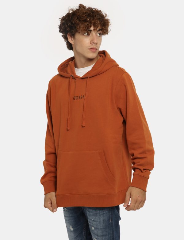 Felpa Guess marrone bruciato - COMPOSIZIONE E VESTIBILITÀ:88% cotone 12% poliestereIl modello è alto 175 cm e indossa la tag