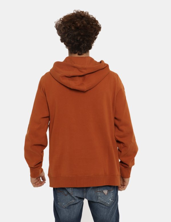 Felpa Guess marrone bruciato - COMPOSIZIONE E VESTIBILITÀ:88% cotone 12% poliestereIl modello è alto 175 cm e indossa la tag