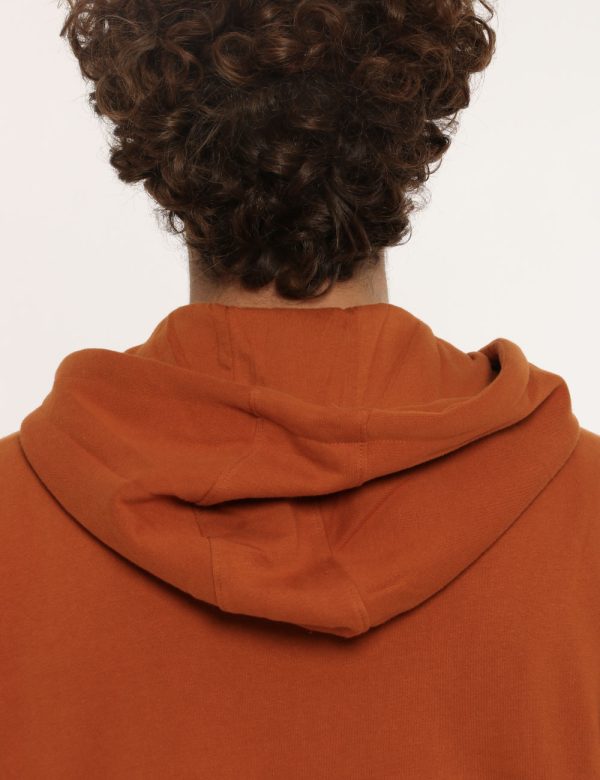 Felpa Guess marrone bruciato - COMPOSIZIONE E VESTIBILITÀ:88% cotone 12% poliestereIl modello è alto 175 cm e indossa la tag
