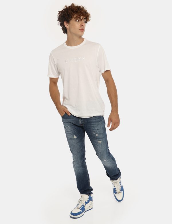 Jeans Guess blu denim - COMPOSIZIONE E VESTIBILITÀ:100% cotoneIl modello è alto 175 cm e indossa la taglia 33 corrispondent