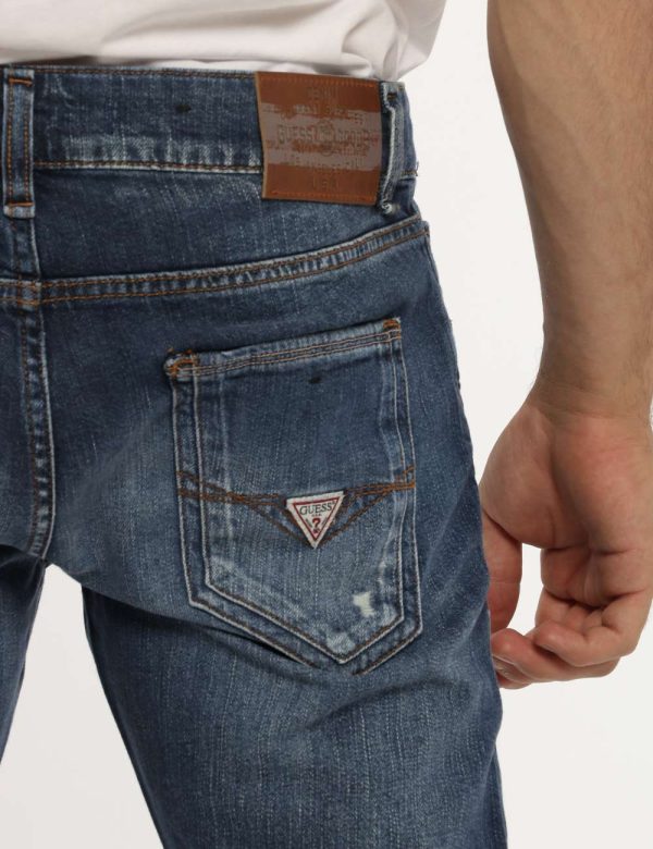 Jeans Guess blu denim - COMPOSIZIONE E VESTIBILITÀ:100% cotoneIl modello è alto 175 cm e indossa la taglia 33 corrispondent