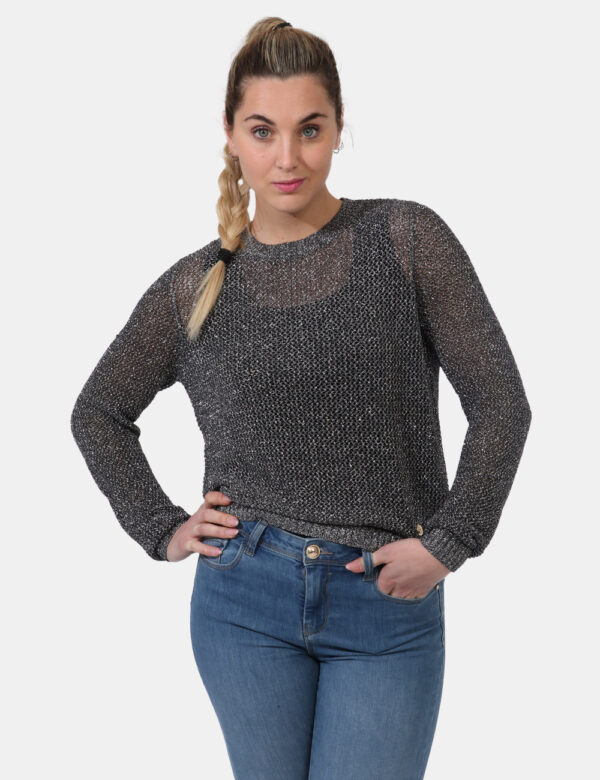 Maglione Yes Zee Nero - Maglione classico traforato in nero con filo lurex argentato. La vestibilità è morbida e regolare. I