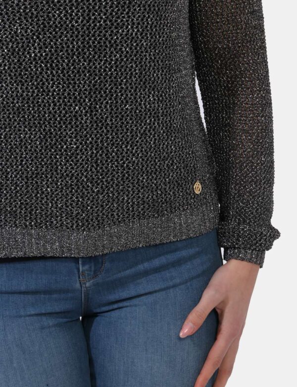Maglione Yes Zee Nero - Maglione classico traforato in nero con filo lurex argentato. La vestibilità è morbida e regolare. I