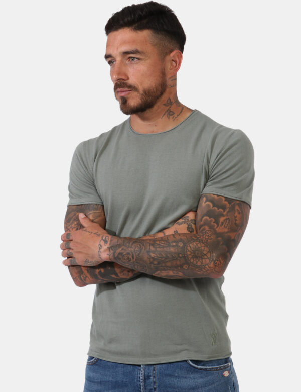 T-shirt Yes Zee Verde - T-shirt classica in maglina ed in total verde militare. La vestibilità è morbida e regolare. La t-s