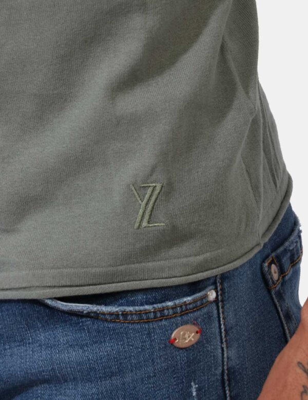 T-shirt Yes Zee Verde - T-shirt classica in maglina ed in total verde militare. La vestibilità è morbida e regolare. La t-s
