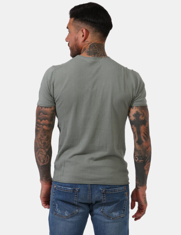 T-shirt Yes Zee Verde - T-shirt classica in maglina ed in total verde militare. La vestibilità è morbida e regolare. La t-s