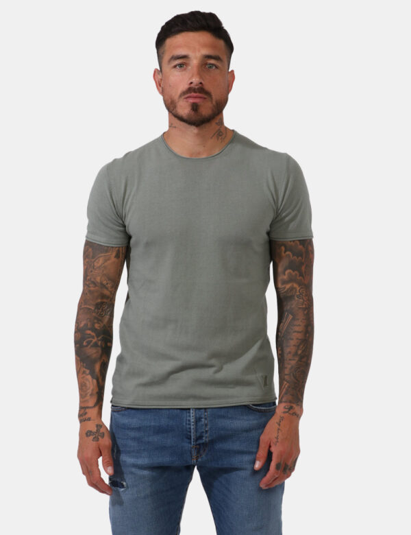 T-shirt Yes Zee Verde - T-shirt classica in maglina ed in total verde militare. La vestibilità è morbida e regolare. La t-s