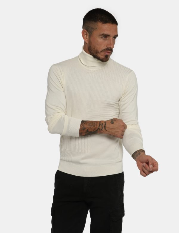 Maglione Bianco Yes Zee - COMPOSIZIONE E VESTIBILITÀ:70% viscosa 30% nylonIl modello è alto 178 cm e indossa la taglia L. La