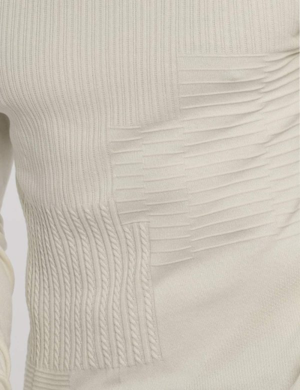 Maglione Bianco Yes Zee - COMPOSIZIONE E VESTIBILITÀ:70% viscosa 30% nylonIl modello è alto 178 cm e indossa la taglia L. La