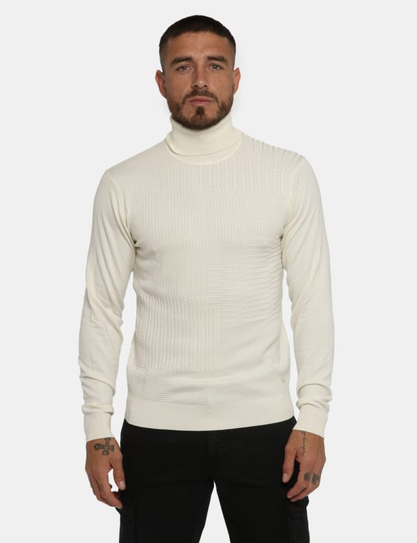 Maglione Bianco Yes Zee - COMPOSIZIONE E VESTIBILITÀ:70% viscosa 30% nylonIl modello è alto 178 cm e indossa la taglia L. La