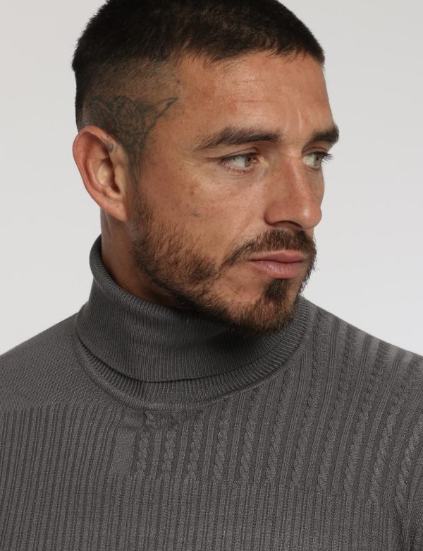 Maglione Grigio Yes Zee - COMPOSIZIONE E VESTIBILITÀ:70% viscosa 30% nylonIl modello è alto 178 cm e indossa la taglia L. L