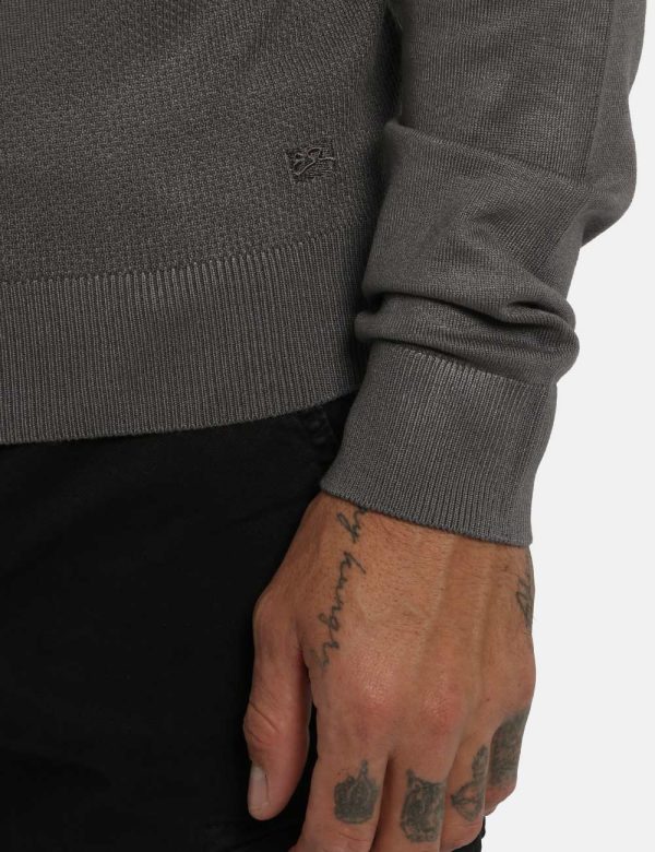 Maglione Grigio Yes Zee - COMPOSIZIONE E VESTIBILITÀ:70% viscosa 30% nylonIl modello è alto 178 cm e indossa la taglia L. L