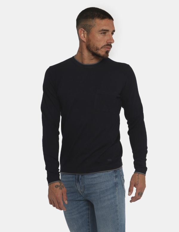 Maglione Blu Yes Zee - COMPOSIZIONE E VESTIBILITÀ:70% viscosa 30% nylonIl modello è alto 178 cm e indossa la taglia L. La ve