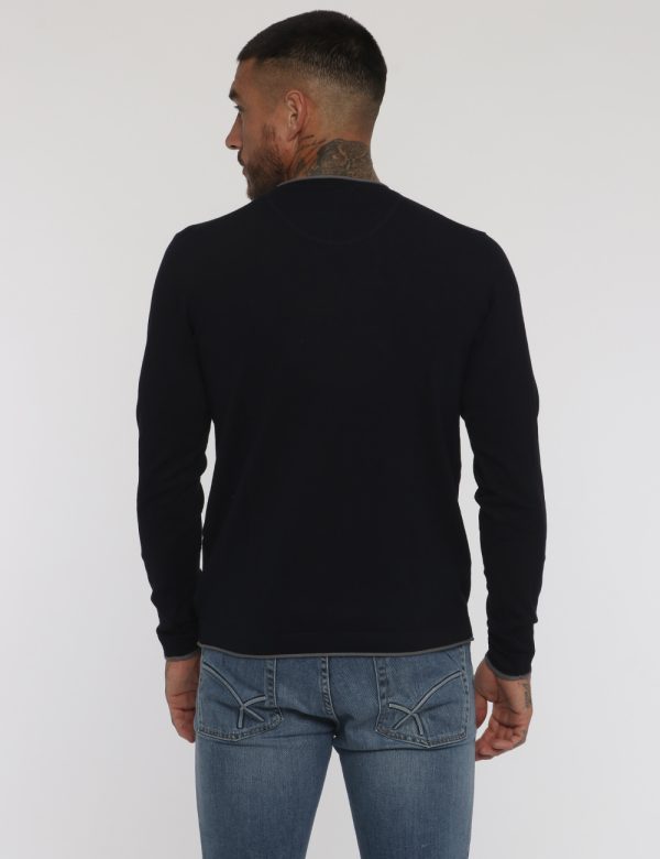 Maglione Blu Yes Zee - COMPOSIZIONE E VESTIBILITÀ:70% viscosa 30% nylonIl modello è alto 178 cm e indossa la taglia L. La ve