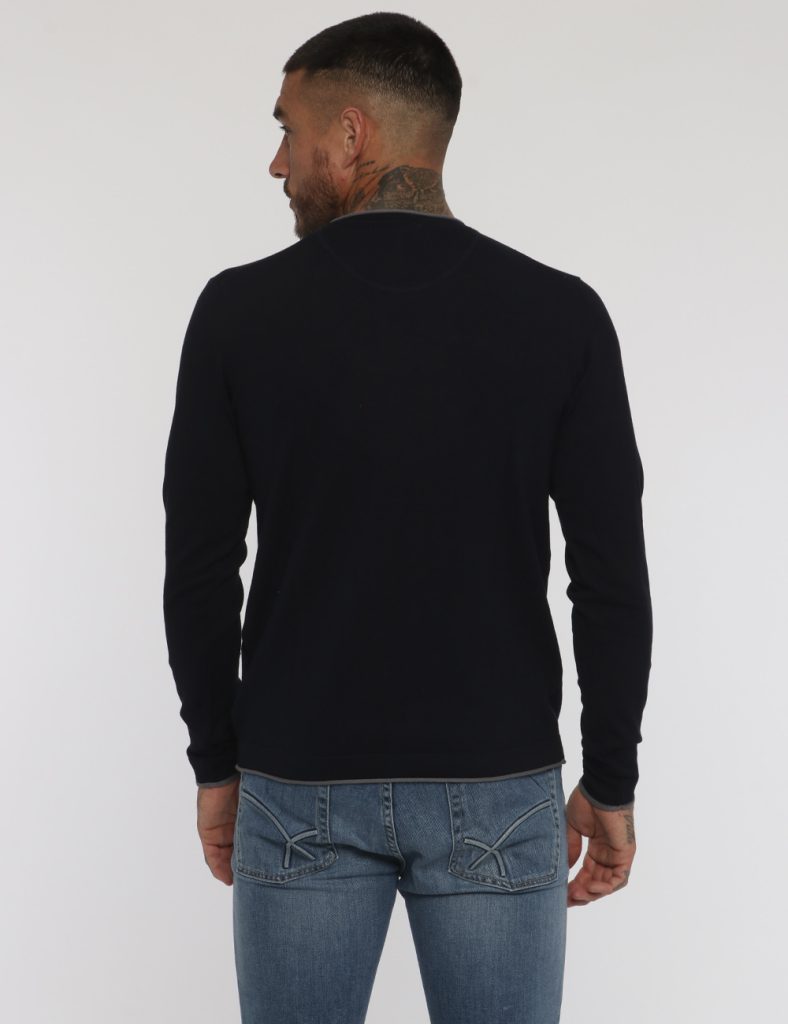 Maglione Blu Yes Zee - COMPOSIZIONE E VESTIBILITÀ:70% viscosa 30% nylonIl modello è alto 178 cm e indossa la taglia L. La ve