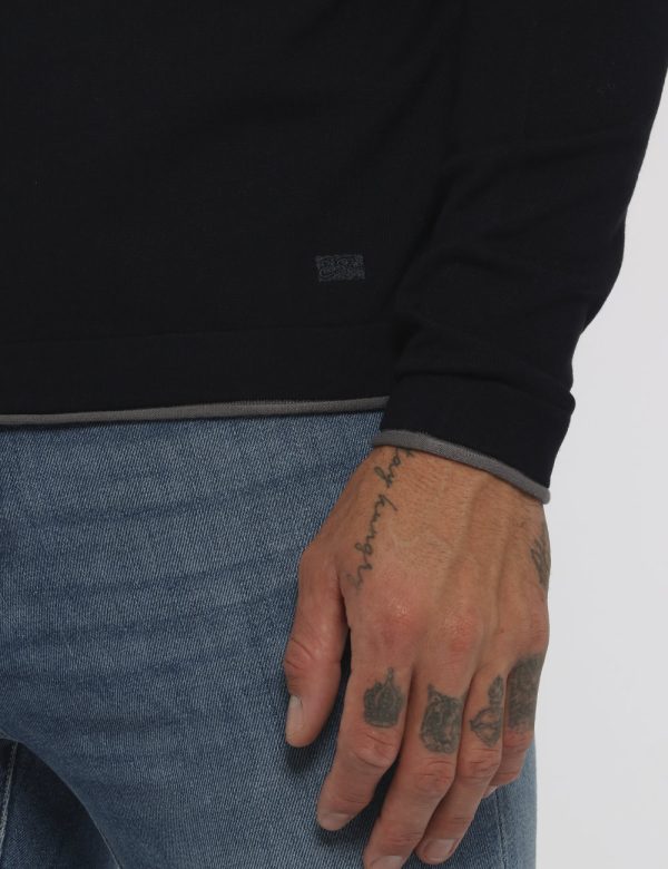 Maglione Blu Yes Zee - COMPOSIZIONE E VESTIBILITÀ:70% viscosa 30% nylonIl modello è alto 178 cm e indossa la taglia L. La ve