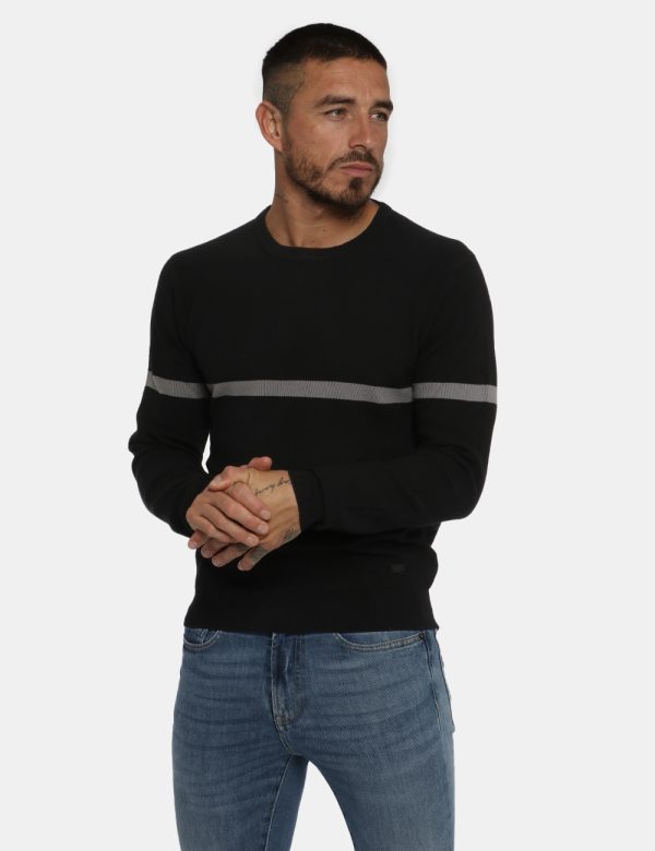Maglione Nero Yes Zee - COMPOSIZIONE E VESTIBILITÀ:70% viscosa 30% nylonIl modello è alto 178 cm e indossa la taglia L. La v