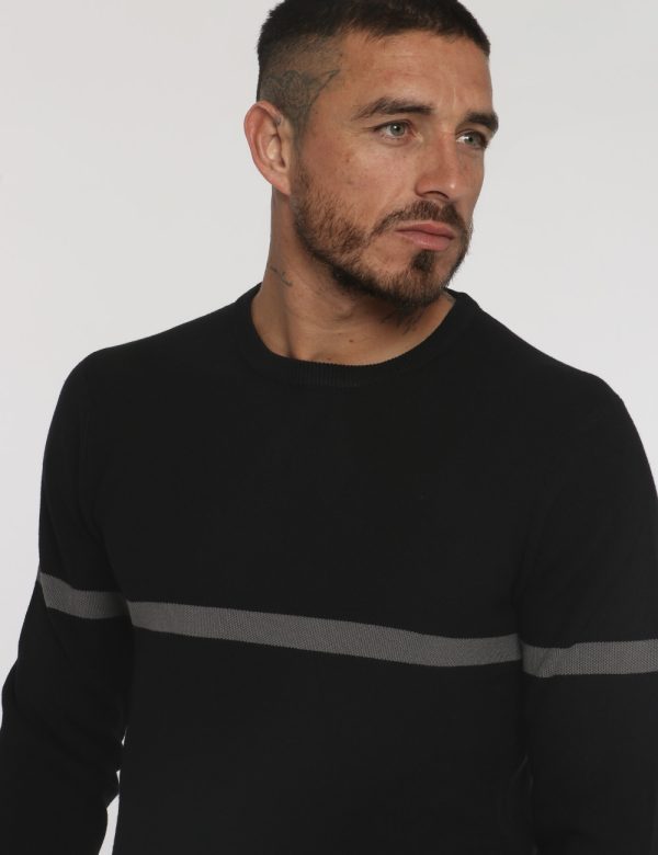 Maglione Nero Yes Zee - COMPOSIZIONE E VESTIBILITÀ:70% viscosa 30% nylonIl modello è alto 178 cm e indossa la taglia L. La v