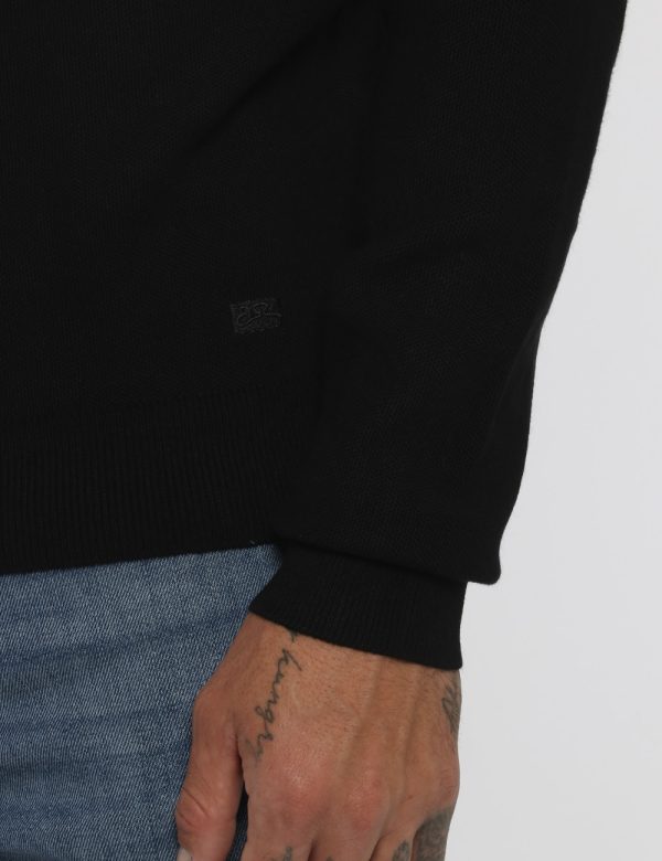 Maglione Nero Yes Zee - COMPOSIZIONE E VESTIBILITÀ:70% viscosa 30% nylonIl modello è alto 178 cm e indossa la taglia L. La v